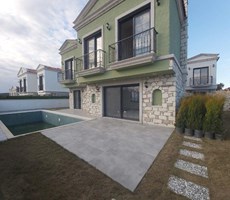 İzmir Çeşme Reis Dere Havuzlu Müstakil Bahçeli Tripleks Villa