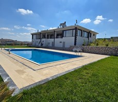 GEREDELİ KÖYÜNDE GÖLET MANZARALI HAVUZLU 10.116 M² SATILIK TARLA