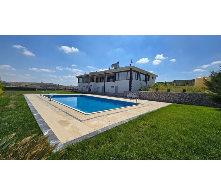 GEREDELİ KÖYÜNDE GÖLET MANZARALI HAVUZLU 10.116 M² SATILIK TARLA