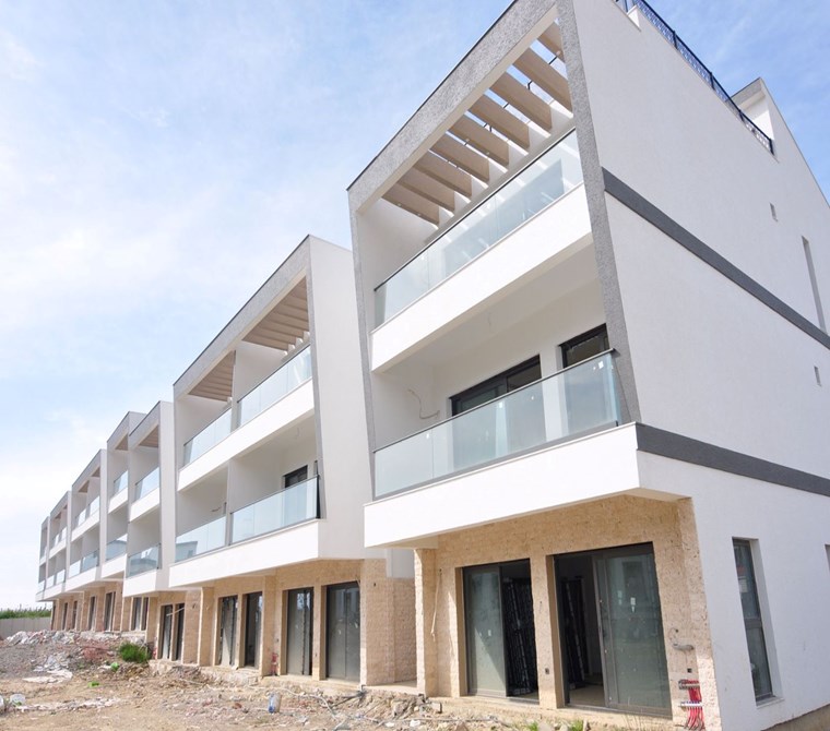 Kuşadası Davutlar'da Deniz Manzaralı Satılık 2+1 Daireler