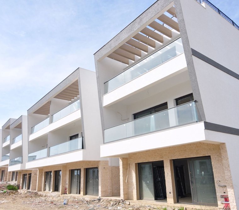Kuşadası Davutlar'da Deniz Manzaralı Satılık 2+1 Daireler