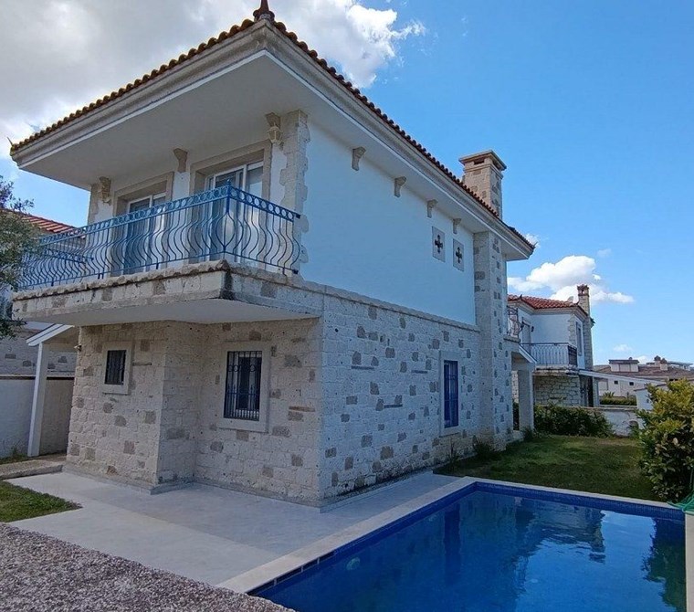 İzmir Çeşme Şifne Denize Yakın Havuzlu Geniş Bahçeli Dubleks Villa