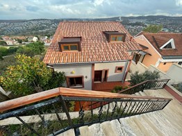 USKUMRUKÖY'DE SATILIK 3 KATLI BAHÇELİ 324 M2 5+2 VİLLA P225867
