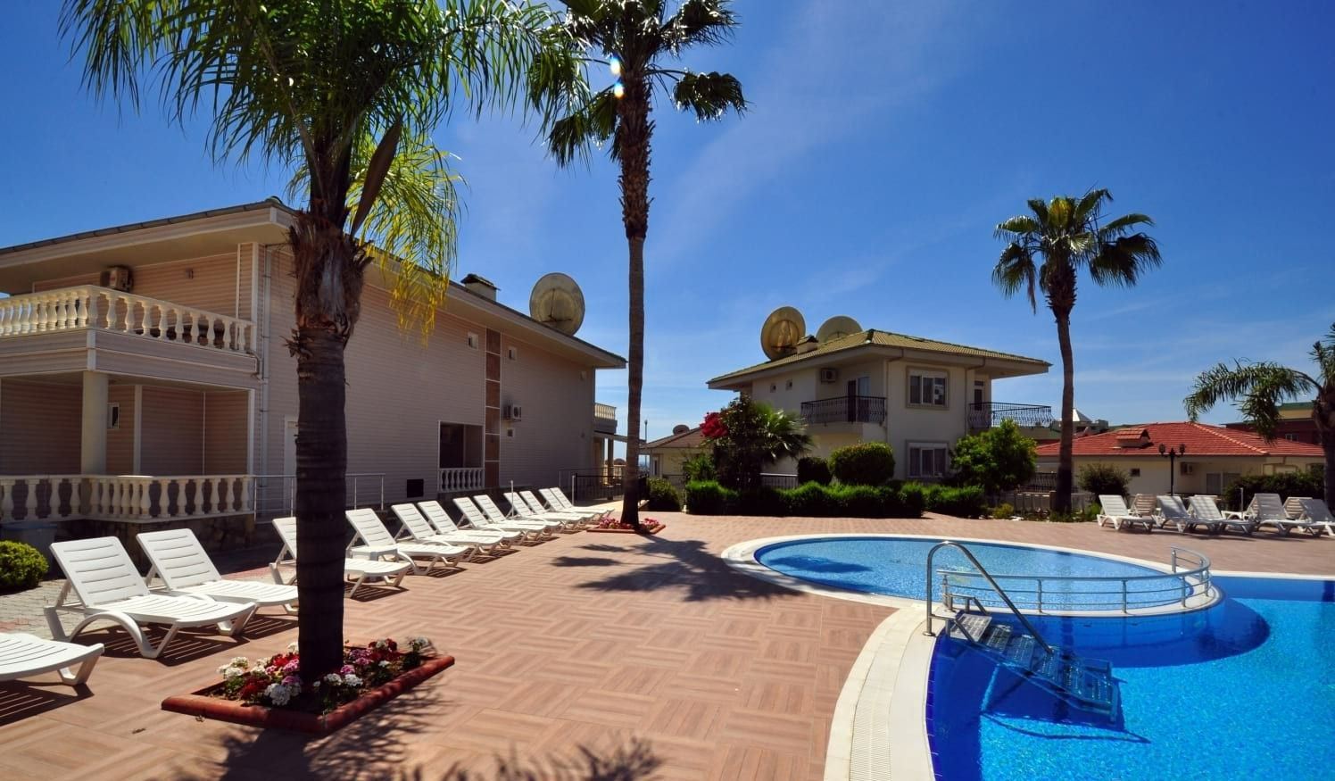 ALANYA CİKCİLLİ’DE FULL DENİZ VE KALE MANZARALI EŞYALI 1+1 DAİRE