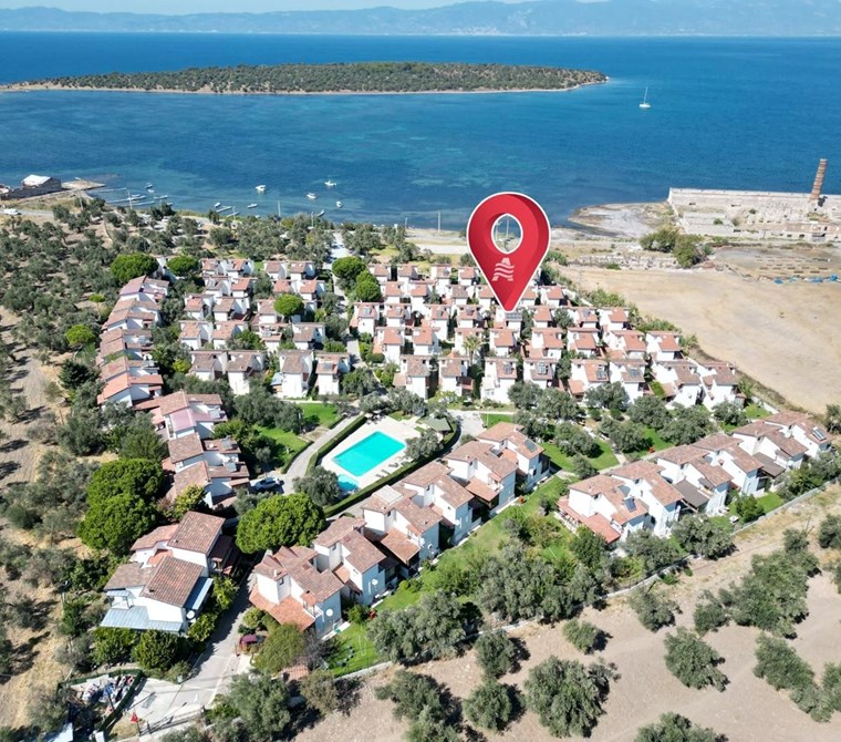 ALTIN EMLAKTAN AYVALIKTA HAVUZLU SİTEDE SATILIK 3+1 VİLLA
