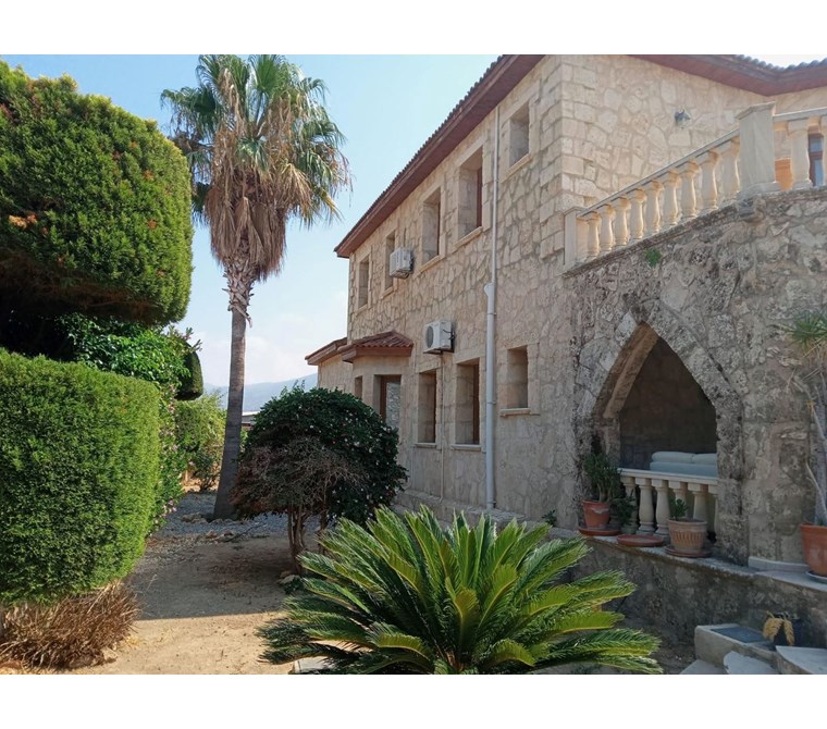 girne karşıya da 4+1 eşyalı satılık villa