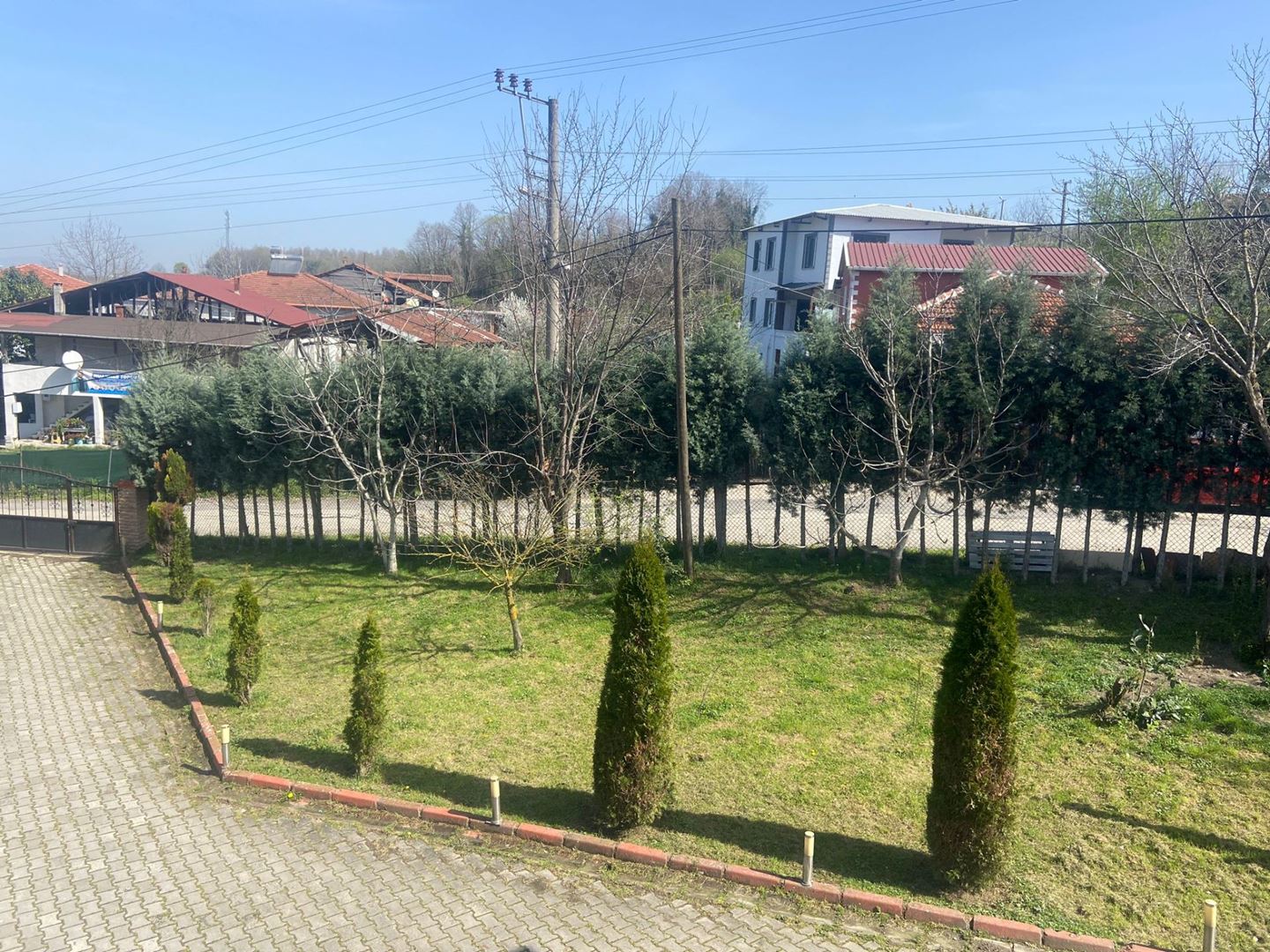 ŞENER GYD'DEN SAKARYA'DA 2 MÜSTAKİL EV ve YATIRIMLIK 125m2 ARSA