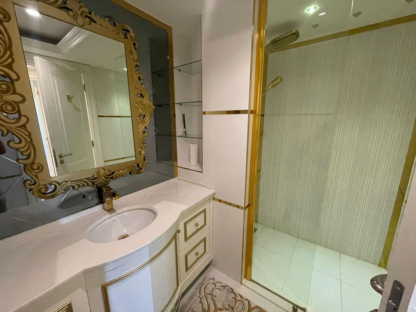 ALANYA MERKEZDE DENİZE 150 M FULL LÜKS EŞYALI SATILIK 2+1 DAİRE