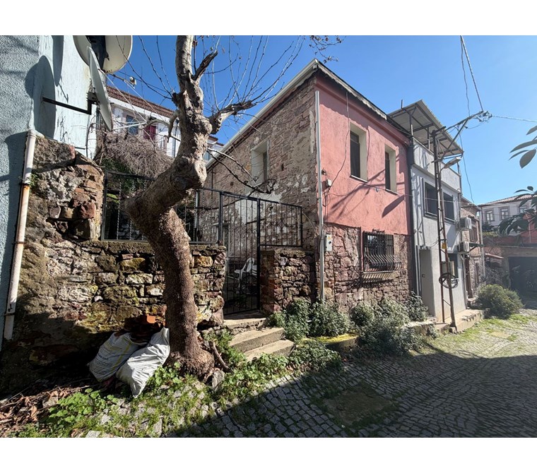 ALTIN EMLAKTAN AYVALIKTA SATILIK BAHÇE VE ARSALI RUM EVİ