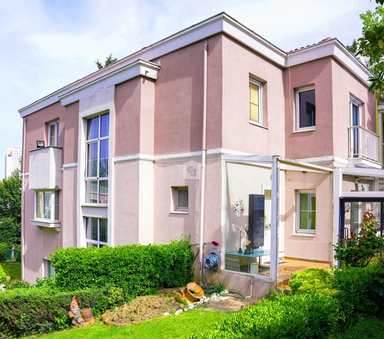 Ardıçlı Evlerde Geniş Bahçeli Satılık Tripleks Villa