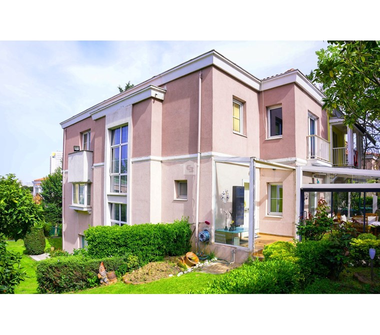 Ardıçlı Evlerde Geniş Bahçeli Satılık Tripleks Villa