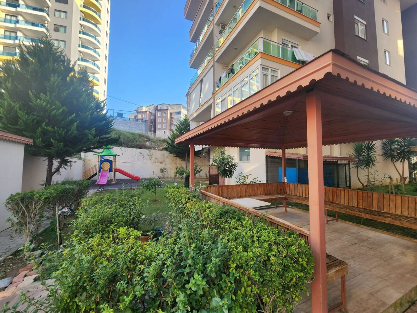 ALANYA MAHMUTLARDA DENİZE 500 M ULTRA LÜKS EŞYALI 1+0 SATILIK DAİRE