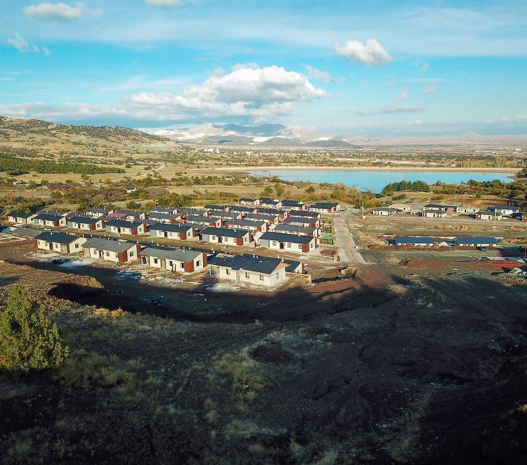 TEFENNİ ZAFER MAH'DE (415M2) GÖL VE ORMAN MANZARALI İMARLI ARSA