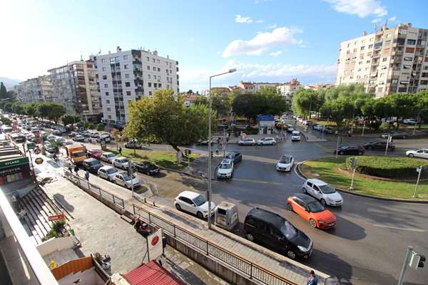 GÖZTEPE METRO ÇIKIŞI CADDE ÜZERİ KÖŞE ARAKAT 3+1 SATLIK DAİRE