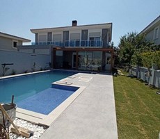 İzmir Çeşme Alaçatı Köy İçine Yakın Havuzlu 4+1 Kiralık Villa